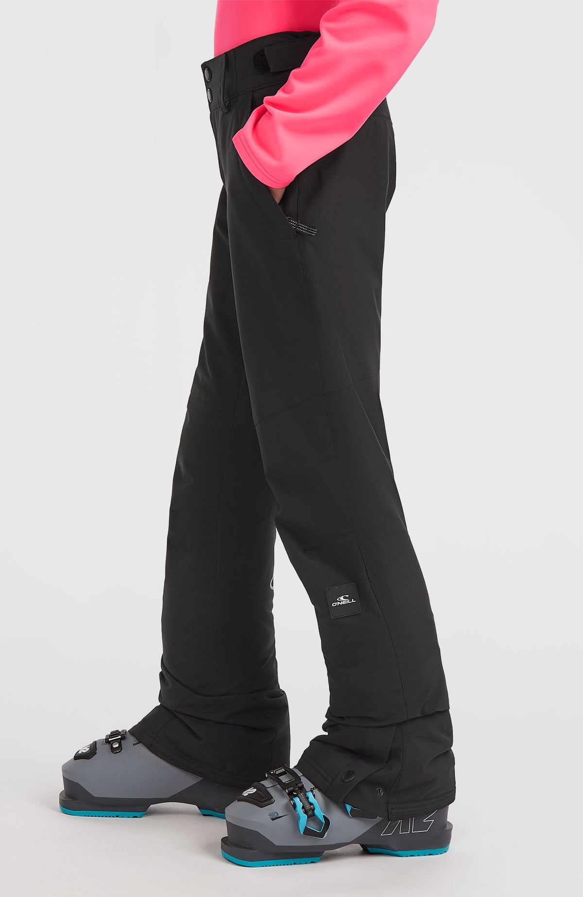 FWC'Cruz Skihose für Mädchen, schwarz, Seitenansicht am Model, Reißverschlusstasche und Logo-Patch