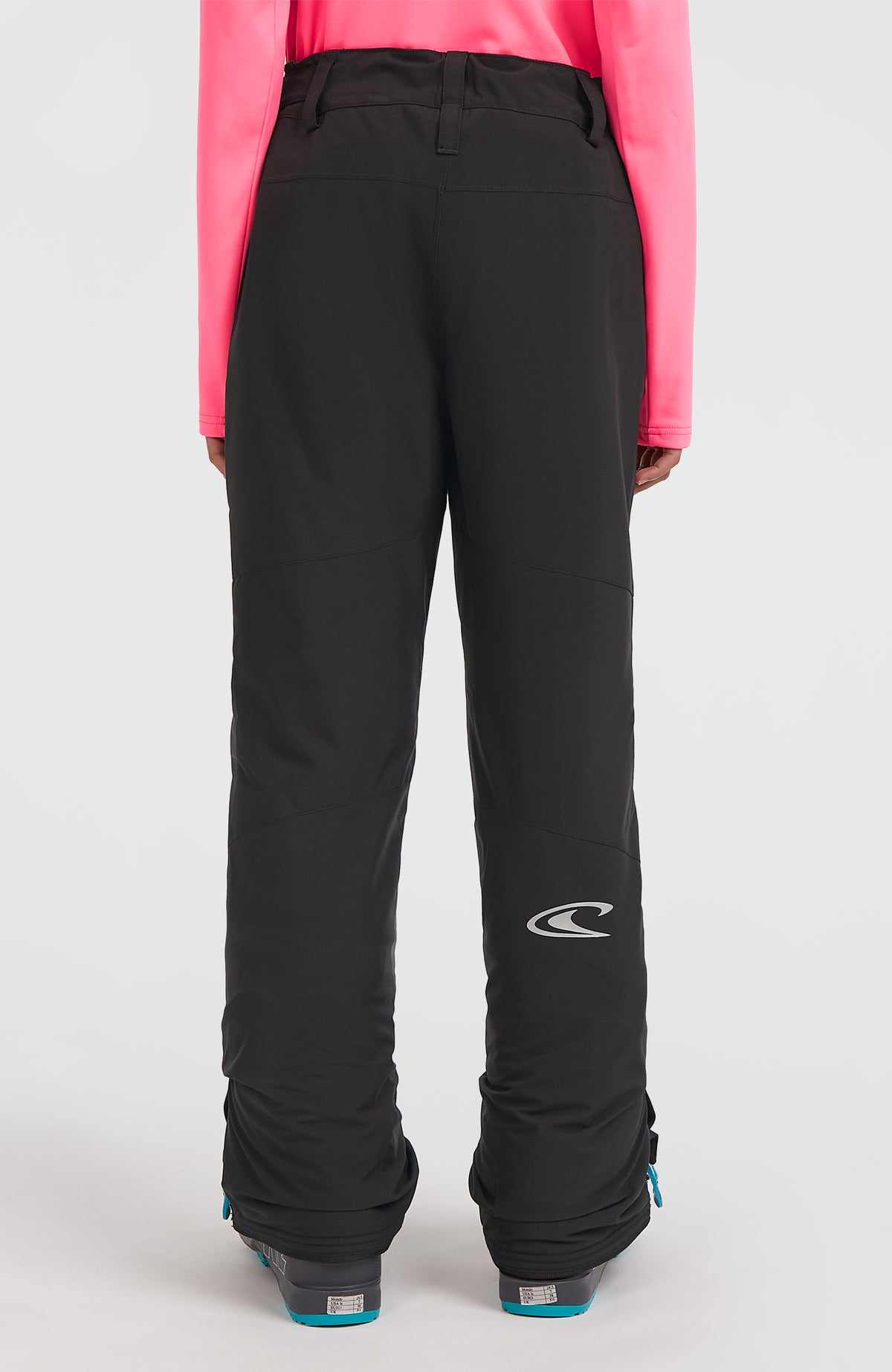 FWC'Cruz Skihose für Mädchen, schwarz, Rückansicht am Model mit weißem Logo-Print am Hosenbein