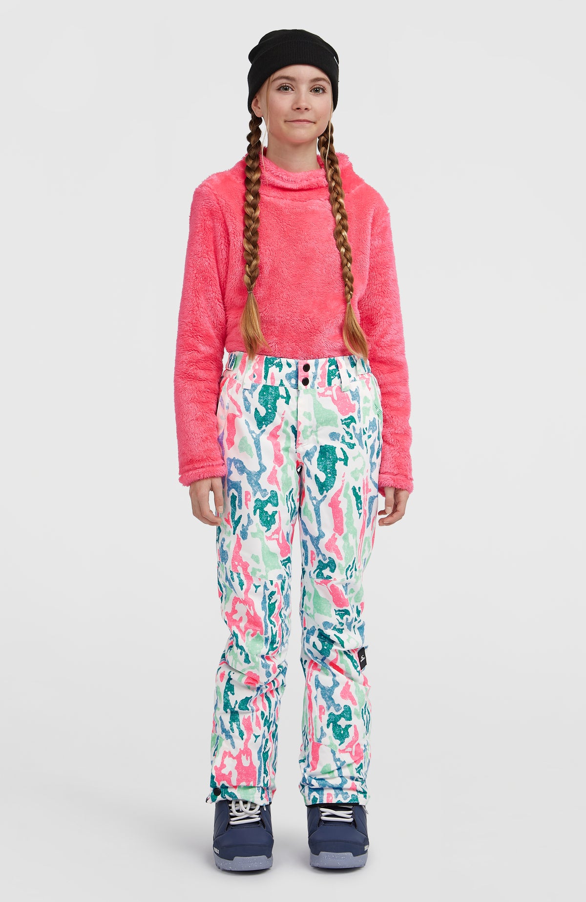O'Neill FWC'Cruz Skihose für Mädchen, weiß mit Allover-Muster in Pink und Türkis, Vorderansicht am Model