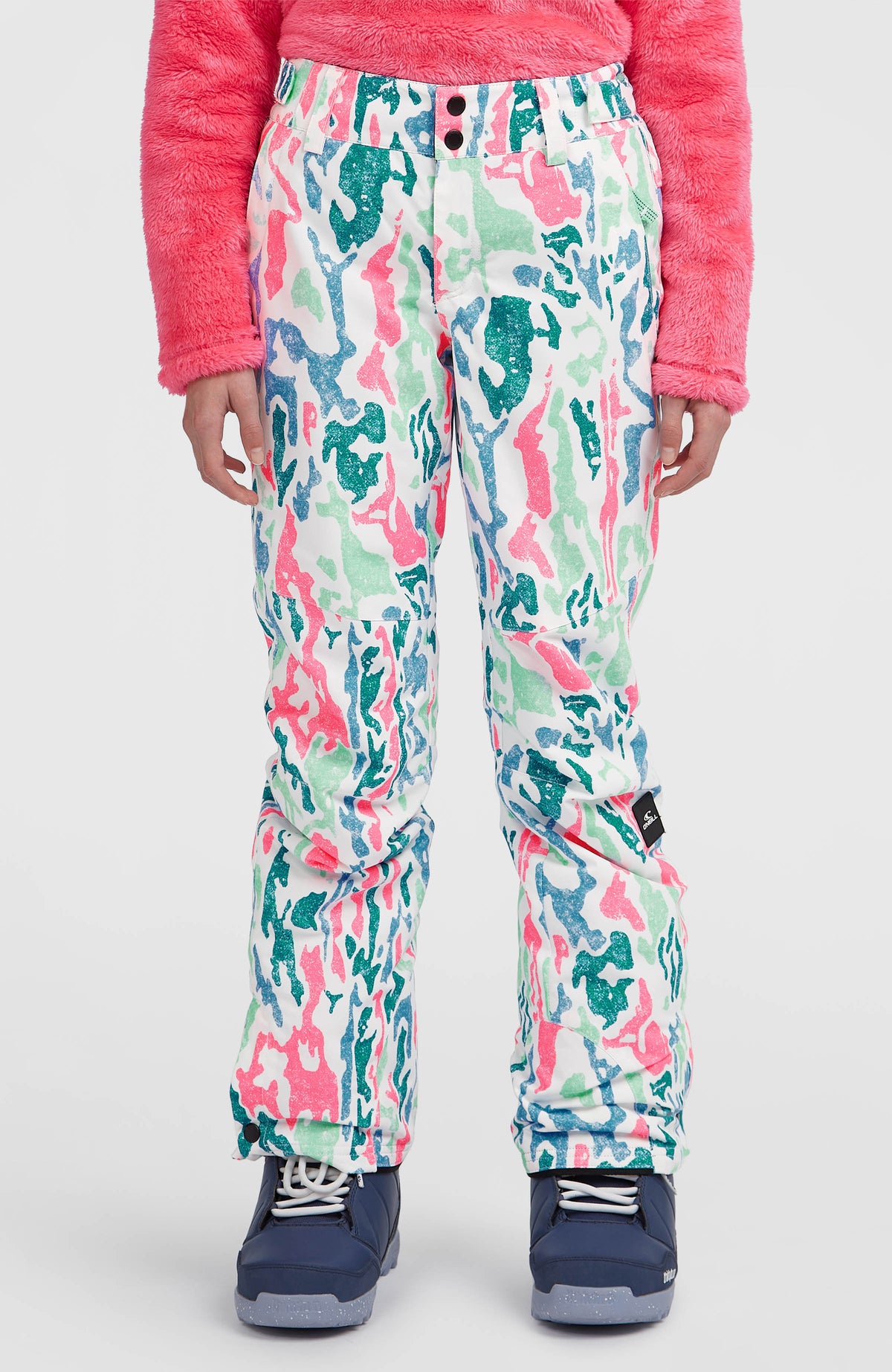 FWC'Cruz Skihose für Mädchen, weiß mit Allover-Muster in Pink und Türkis, Nahansicht von vorne am Model