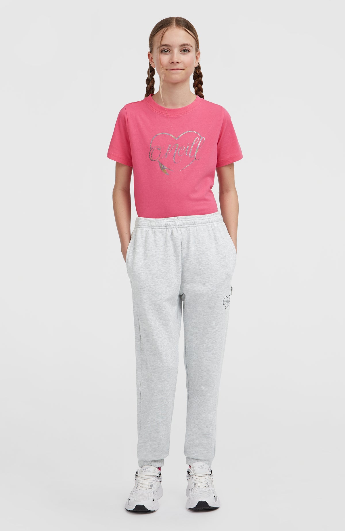 O'Neill Essentials Jogginghose für Mädchen, weiß, Vorderansicht getragen am Model