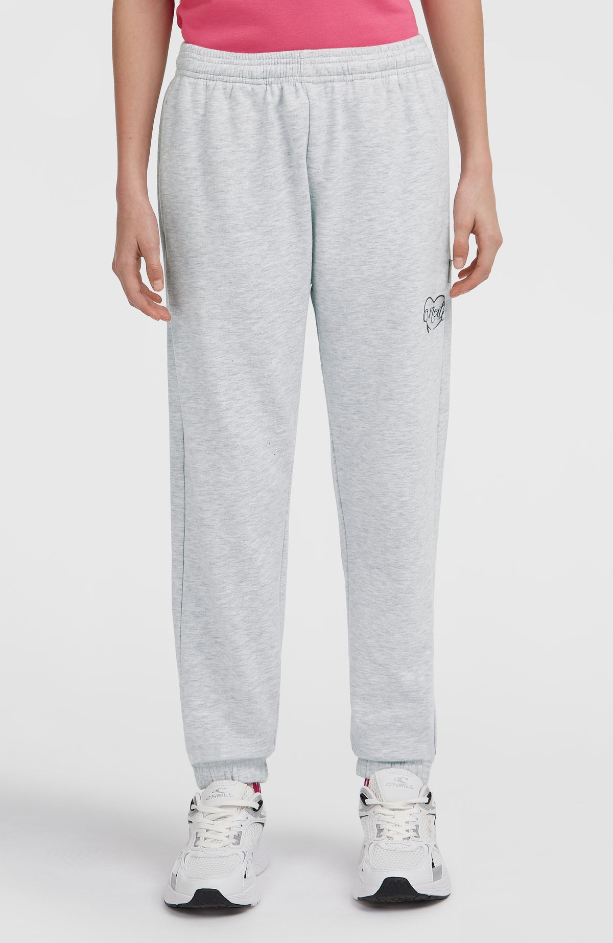 Essentials Jogginghose für Mädchen, weiß, Vorderansicht der Hosenbeine mit Bündchen am Model
