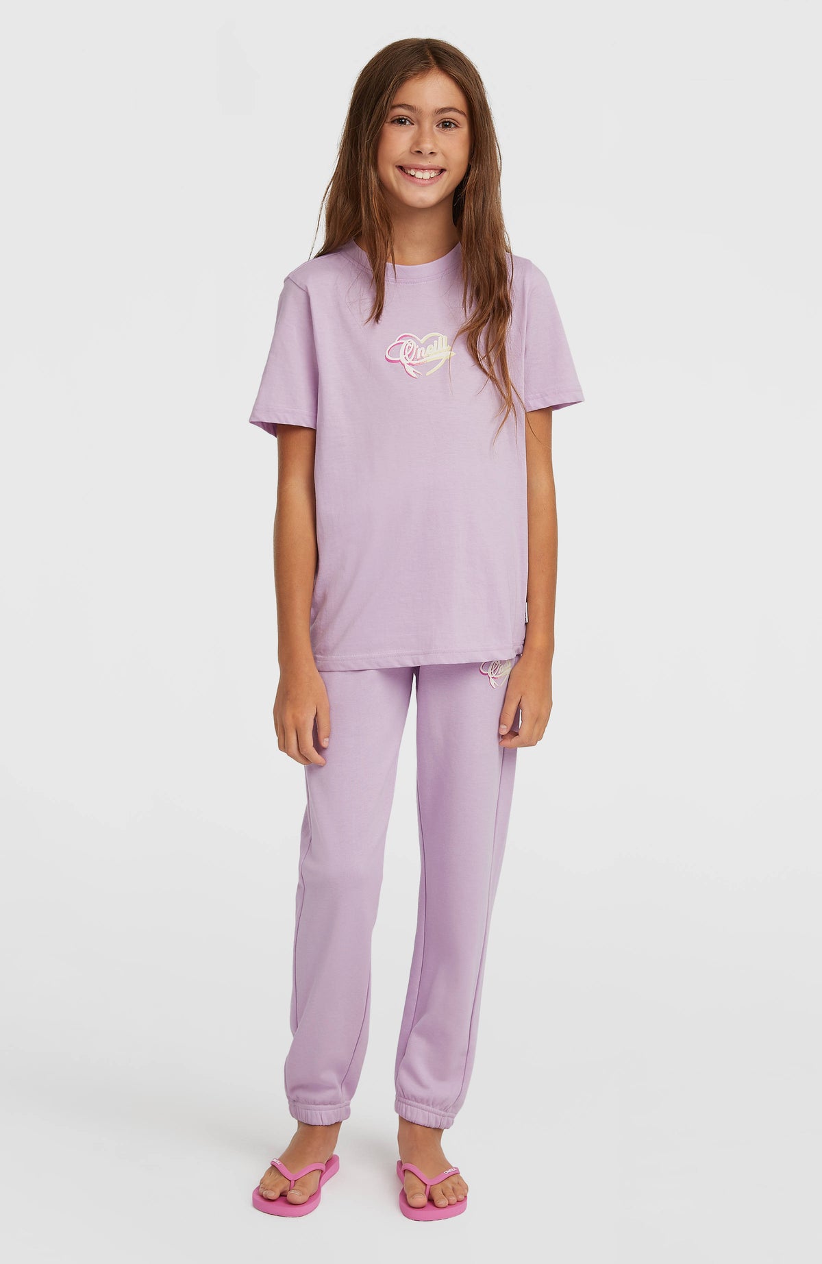 O'Neill Essentials Script Jogginghose für Mädchen, lila mit Logo-Print in Weiß und Pink, getragen am Model