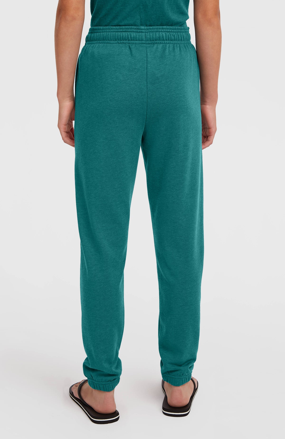 Essentials Script Jogginghose für Mädchen, grün, Rückansicht am Model mit elastischem Bund und geradem Schnitt