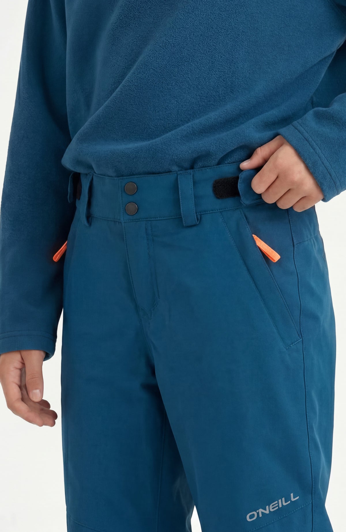 FWC'Cruz Skihose für Mädchen, blau, Nahaufnahme am Model mit verstellbarem Bund und Reißverschlusstasche