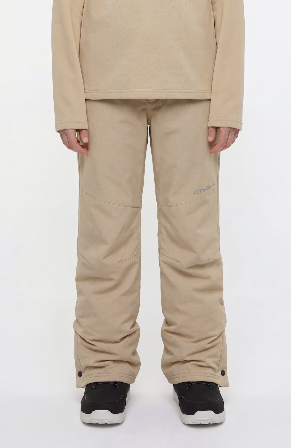 O'Neill FWC'Cruz Skihose für Mädchen in Beige, Vorderansicht am Model mit Logo-Schriftzug am Hosenbein
