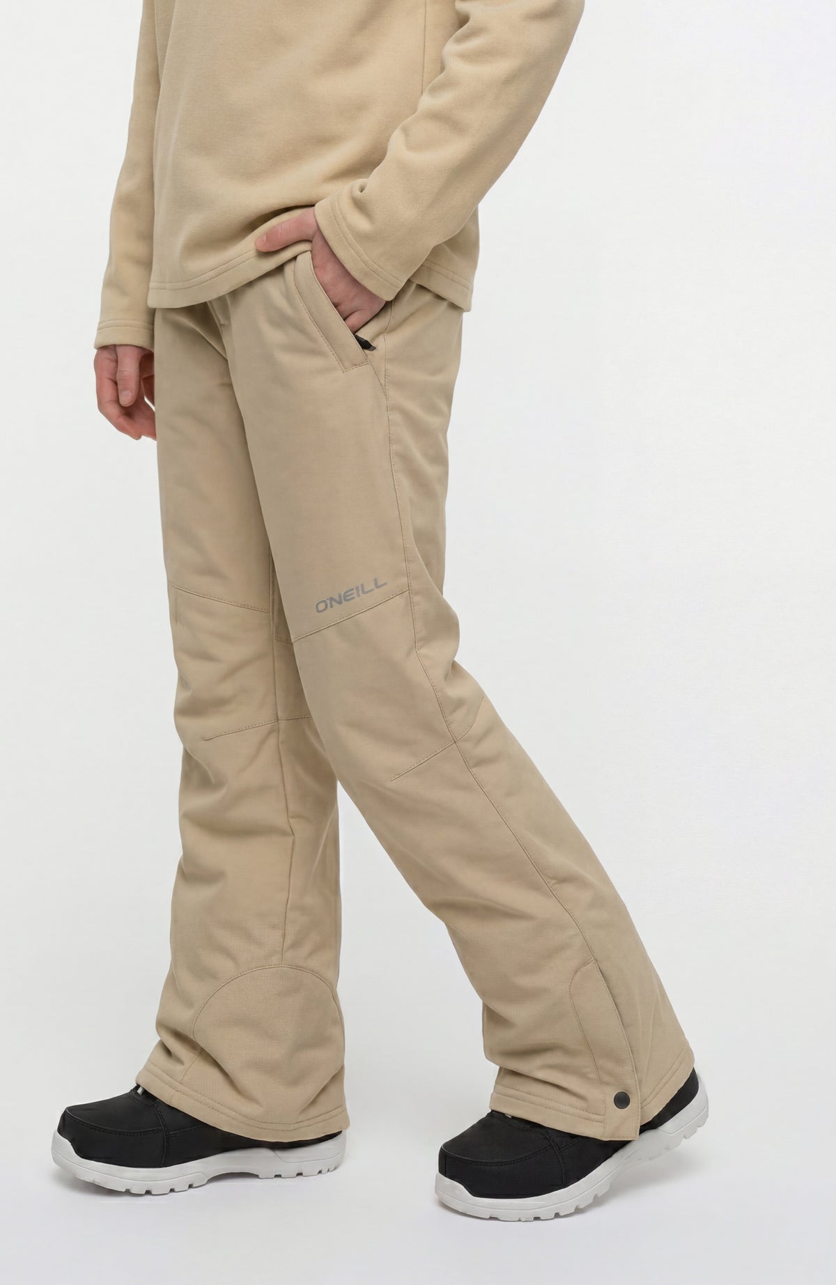 FWC'Cruz Skihose für Mädchen, beige, Seitenansicht am Model mit seitlicher Reißverschlusstasche und dezenter Nahtführung