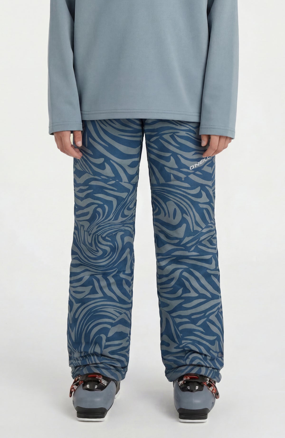 O'Neill FWC'Cruz Skihose für Mädchen, blau mit Zebramuster in Grau, Vorderansicht am Model