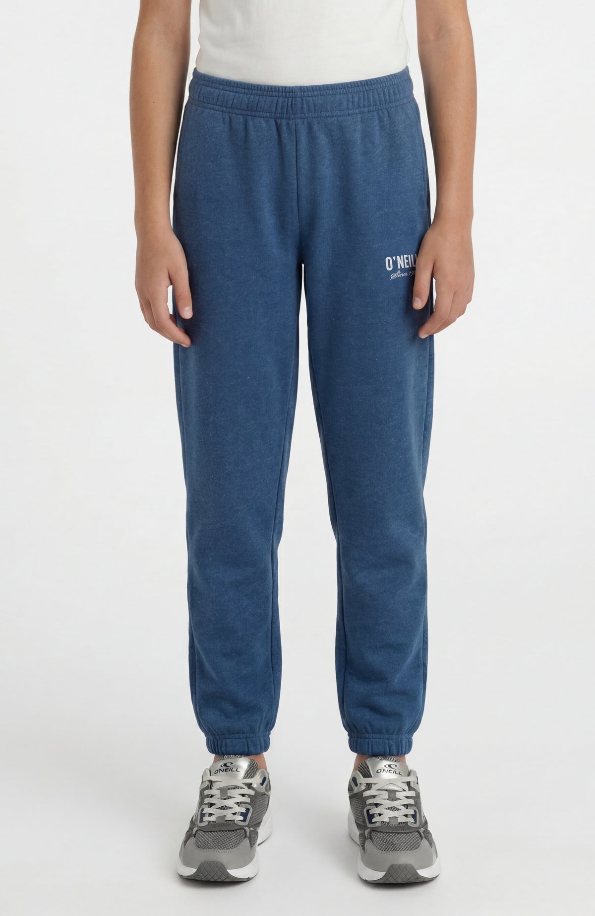 O'Neill Essentials Jogginghose für Mädchen, blau, Vorderansicht getragen am Model mit elastischen Bündchen