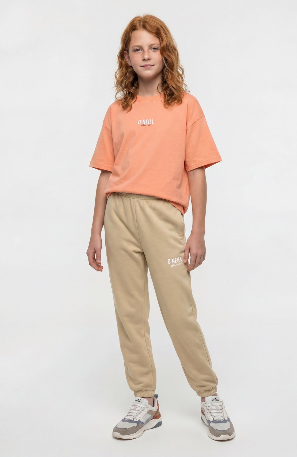 Essentials Jogginghose für Mädchen, beige, Frontalansicht in voller Länge am Model