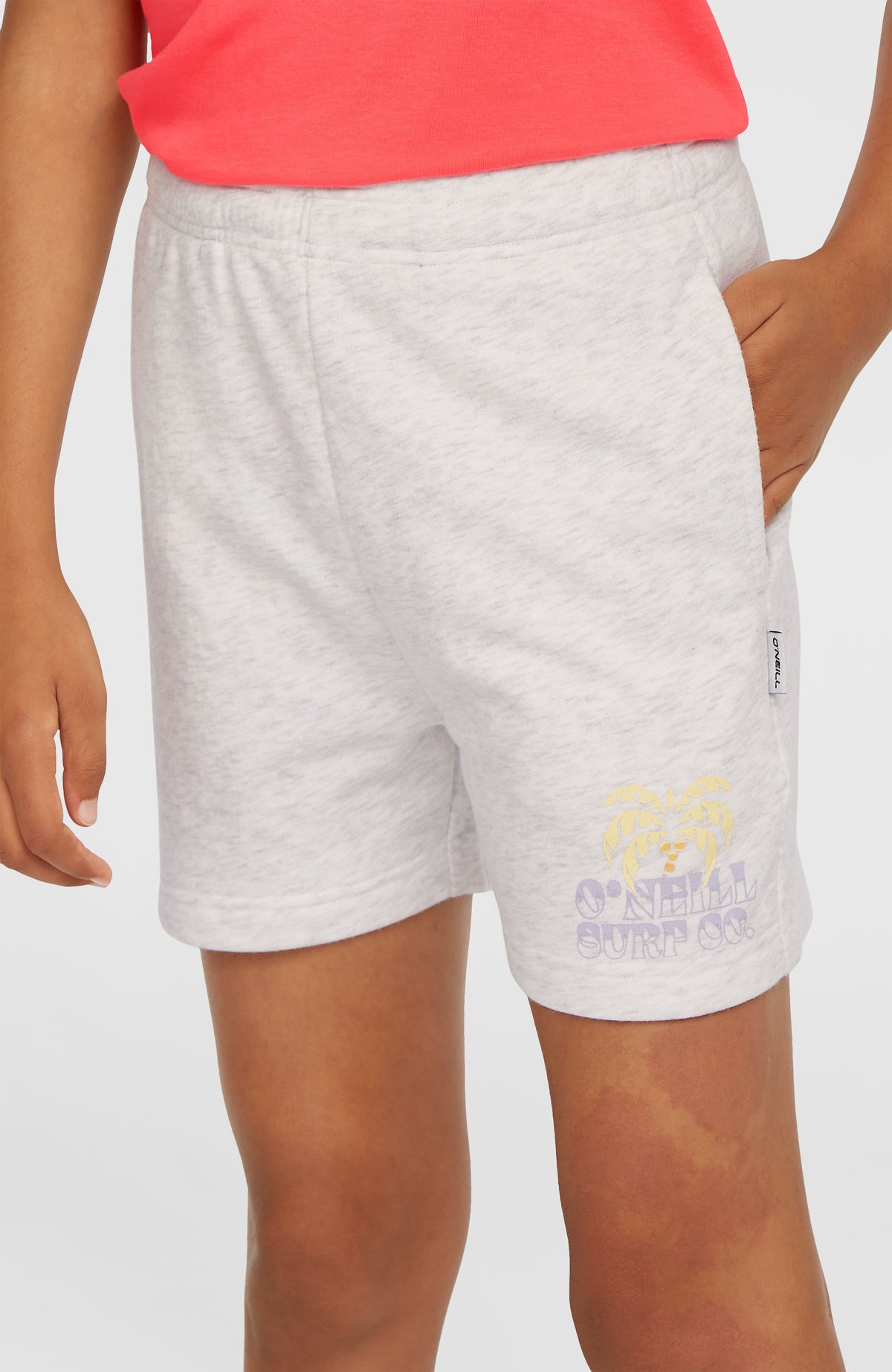 Heart Sweatshorts für Mädchen, weiß mit Logo-Print in Gelb und Lila, Nahaufnahme am Model mit Seitentasche