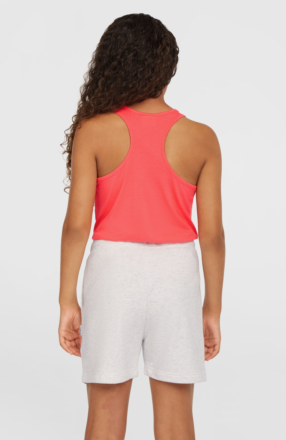 Heart Sweatshorts für Mädchen, weiß, Rückansicht getragen am Model mit elastischem Bund und geradem Saum