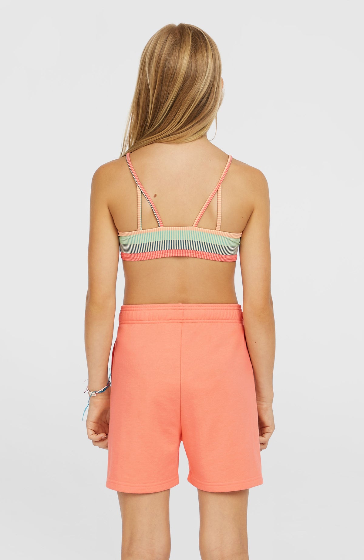 Heart Sweatshorts für Mädchen, pink mit Logo-Print in Gelb, Rückansicht am Model mit elastischem Bund