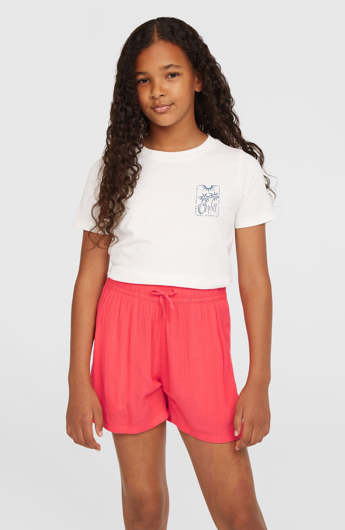 O'Neill Gewebte Sommershorts für Mädchen, pink, Vorderansicht am Model
