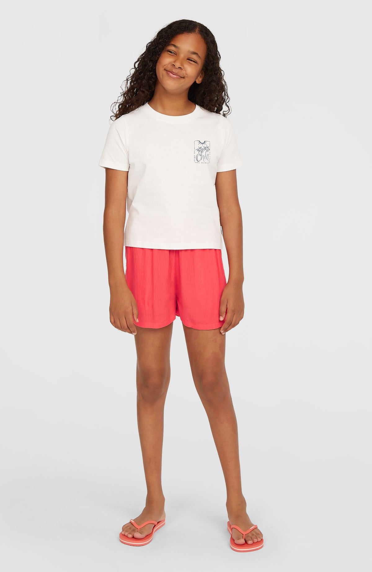 Gewebte Sommershorts für Mädchen, pink, Ganzkörperansicht von vorne am Model