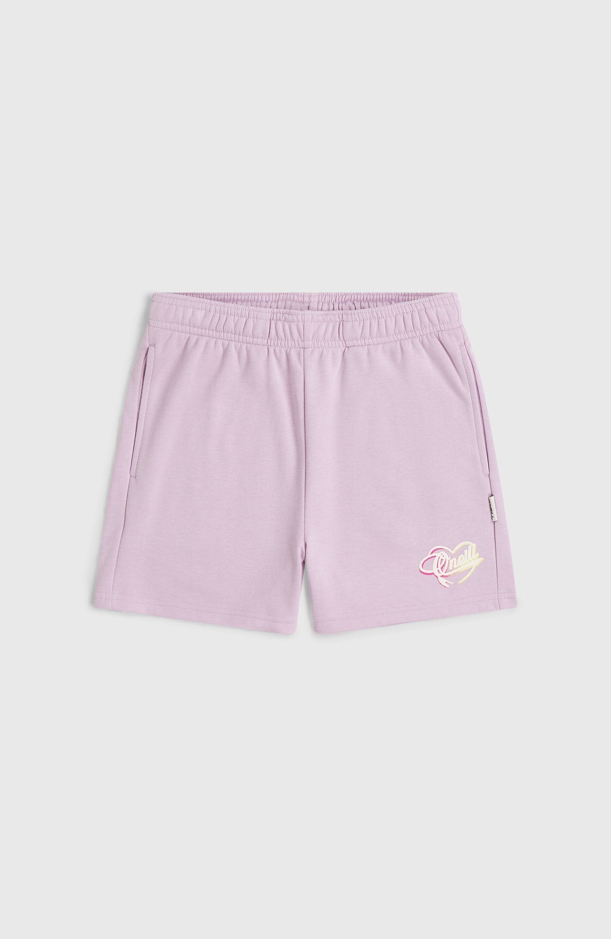 Essentials Script Sweatshorts für Mädchen, lila, flach liegend von vorne mit Seitentaschen
