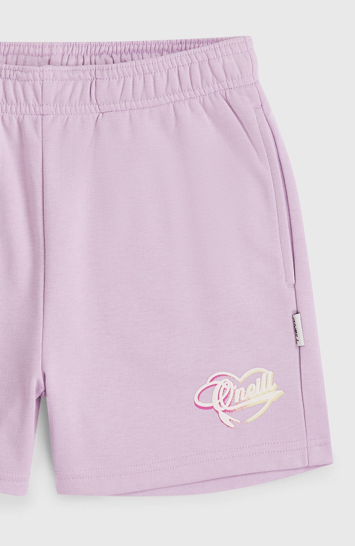Nahaufnahme der lila Essentials Script Sweatshorts für Mädchen, flach liegend mit Logo-Print