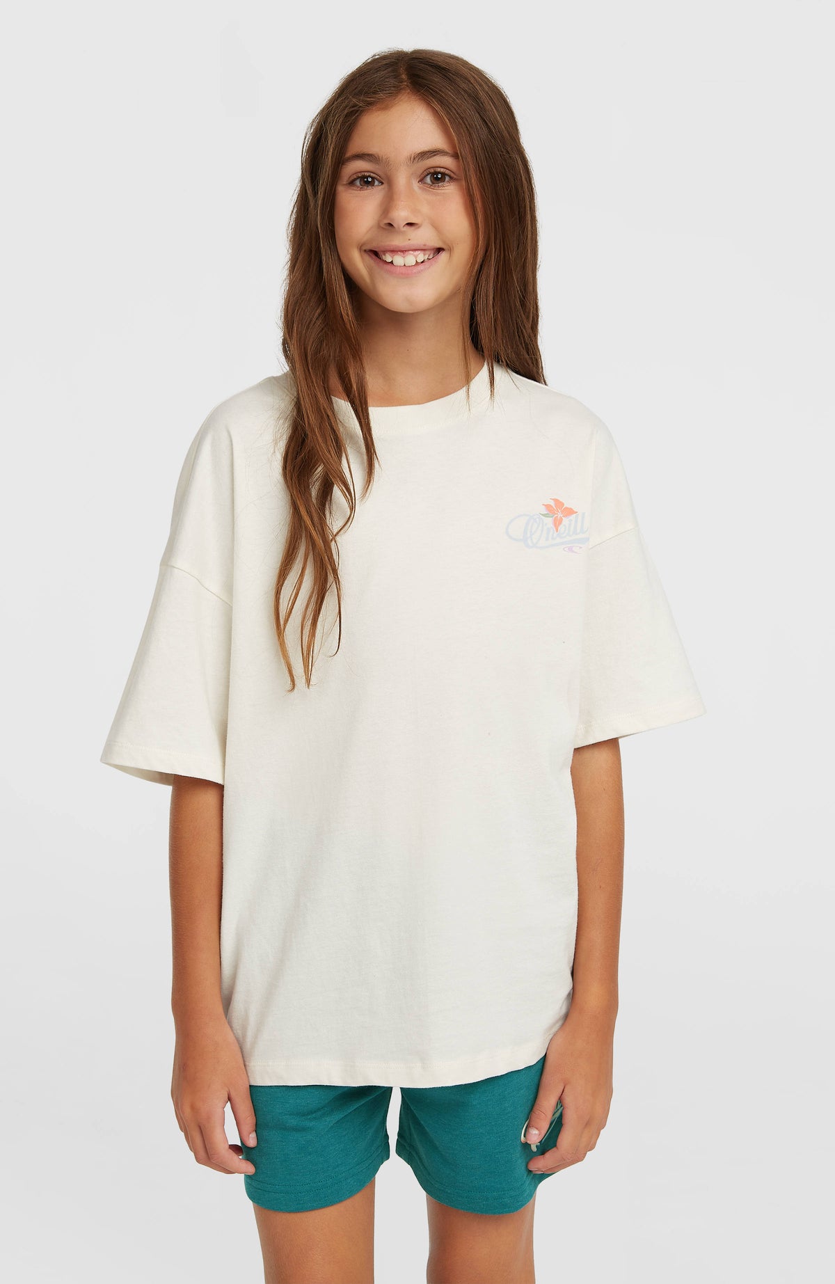 Essentials Script Sweatshorts für Mädchen, grün, Vorderansicht getragen am Model