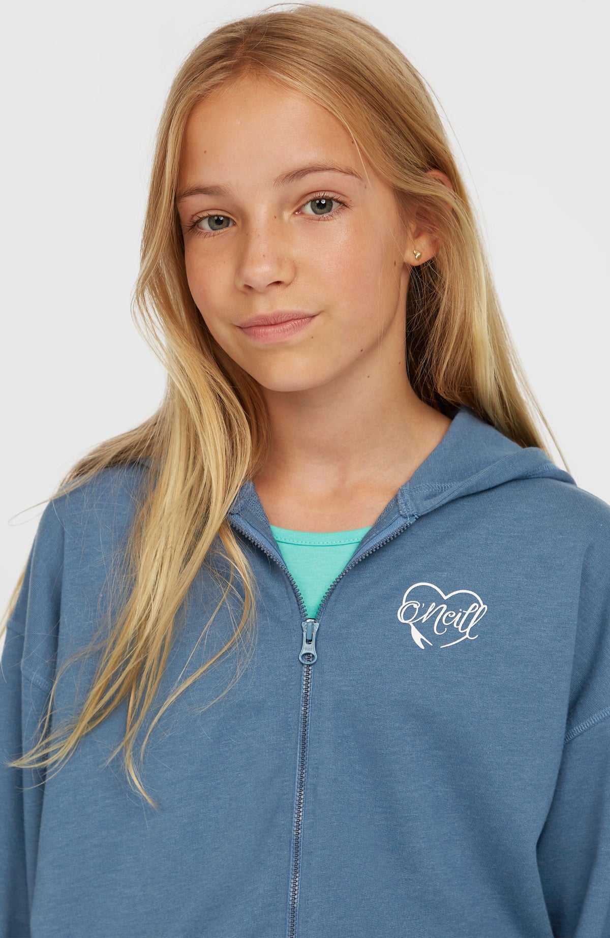 Script Kapuzenjacke mit Reißverschluss für Mädchen, blau, Nahaufnahme von Reißverschluss und Brust-Logo-Print