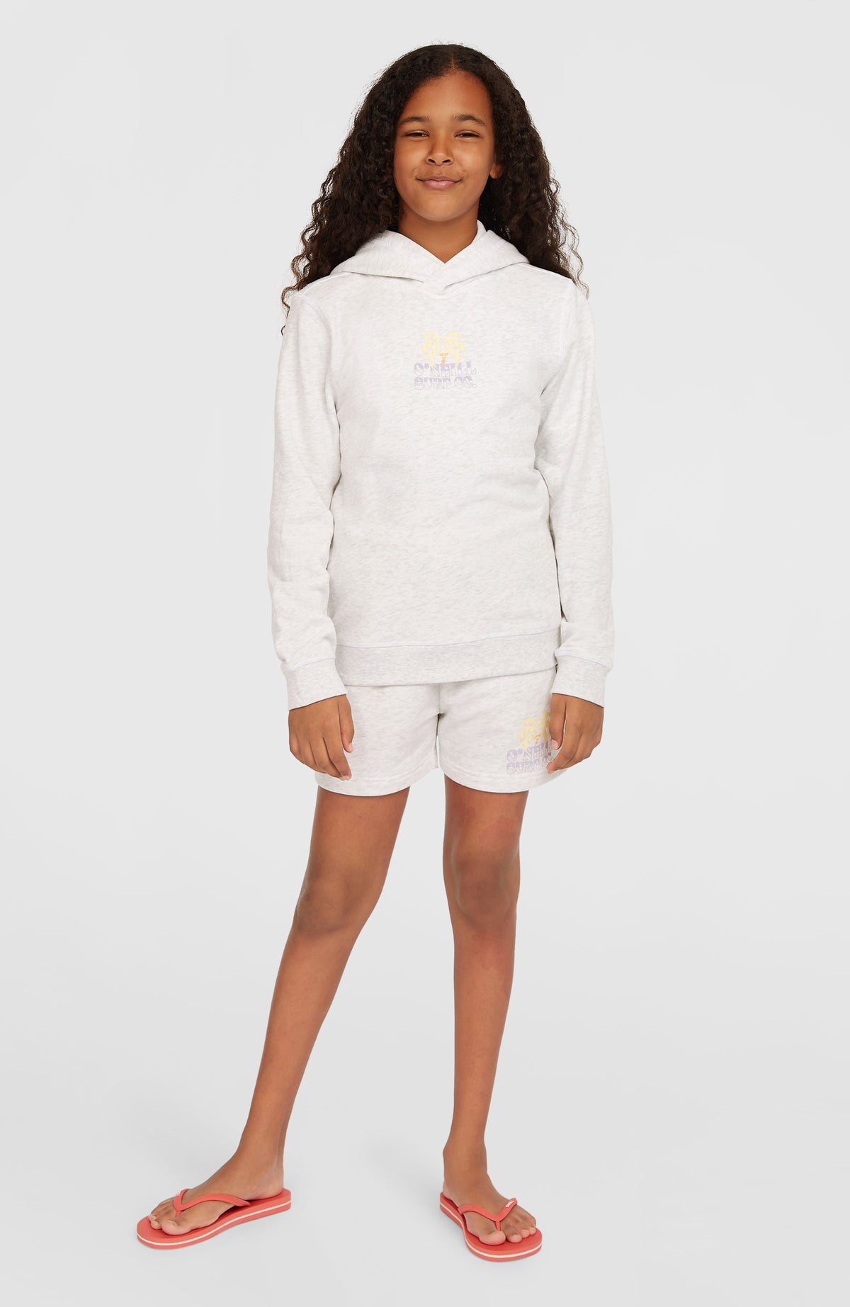 Weißer Back Print Hoodie für Mädchen, Ganzkörperansicht von vorne, getragen am Model