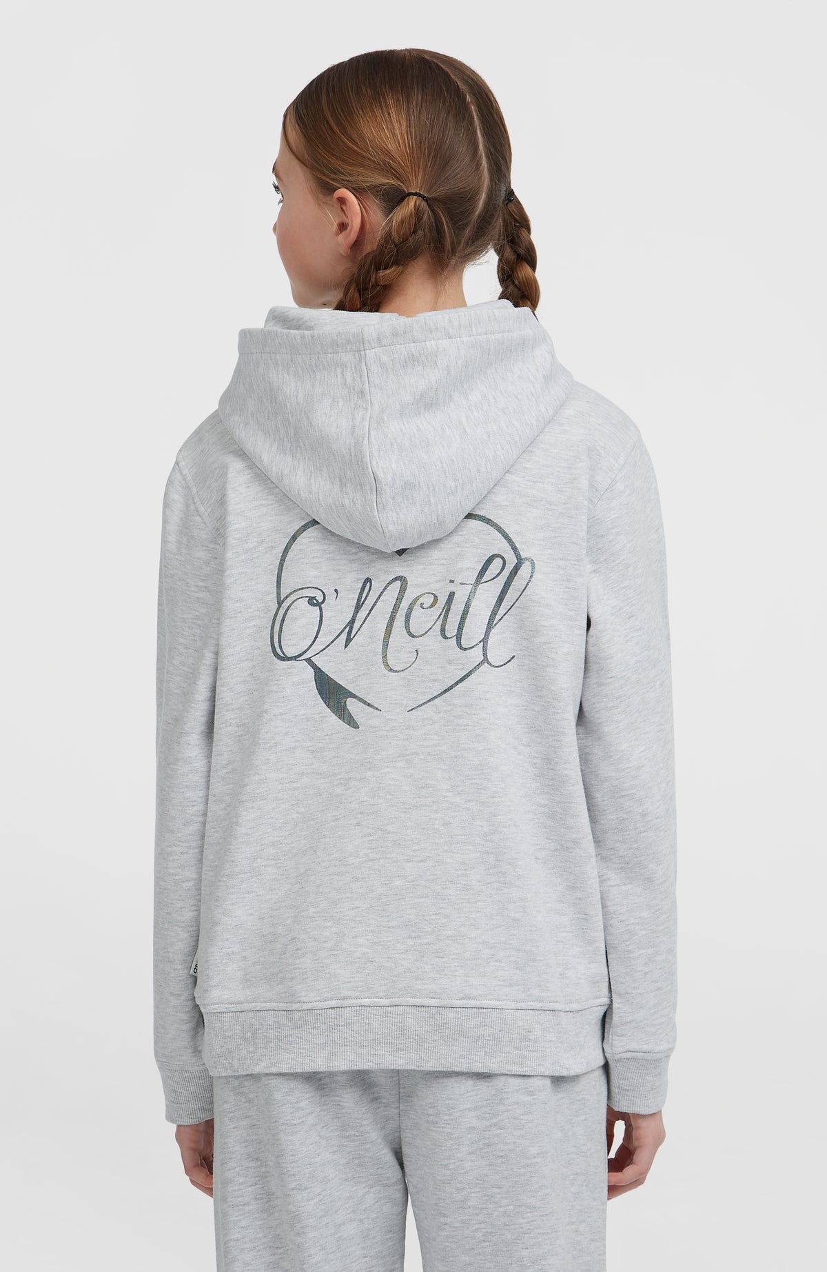 Essentials Hoodie für Mädchen, weiß mit Logo-Print in Grau, Rückansicht am Model mit Kapuze und Saumbund