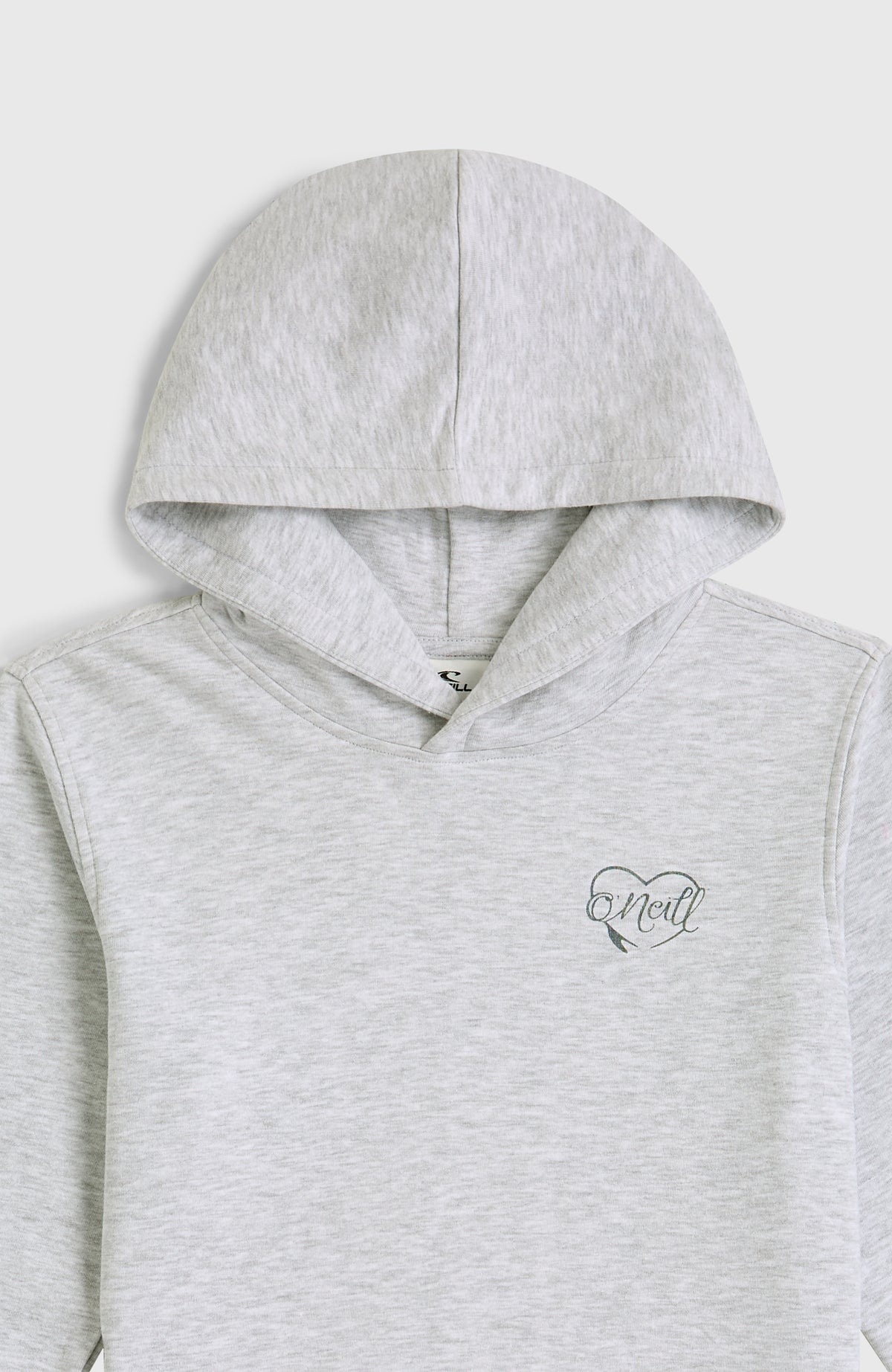 Nahaufnahme von Kapuze, Ausschnitt und kleinem Logo-Print in Grau des weißen Essentials Hoodie für Mädchen