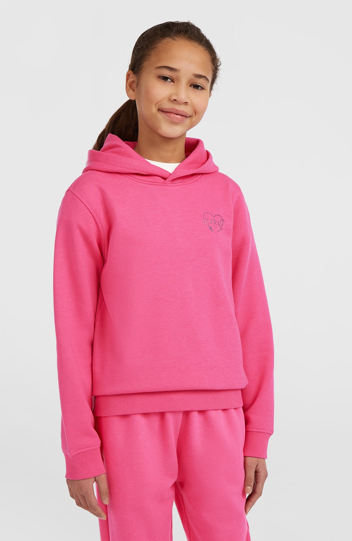 O'Neill Essentials Hoodie für Mädchen in Pink mit Logo-Print in Silber, Vorderansicht am Model