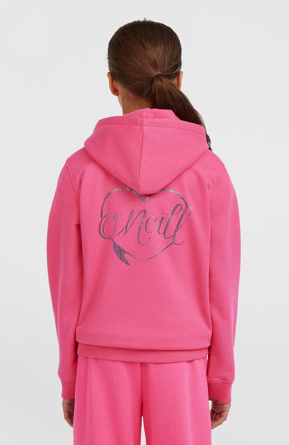Essentials Hoodie für Mädchen in Pink, Rückansicht am Model mit großem Logo-Print auf dem Rücken