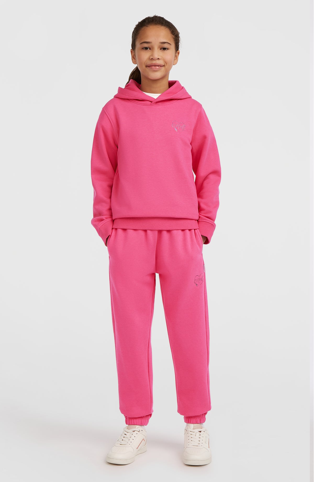 Essentials Hoodie für Mädchen in Pink, Ganzkörperansicht am Model von vorne mit passender Hose