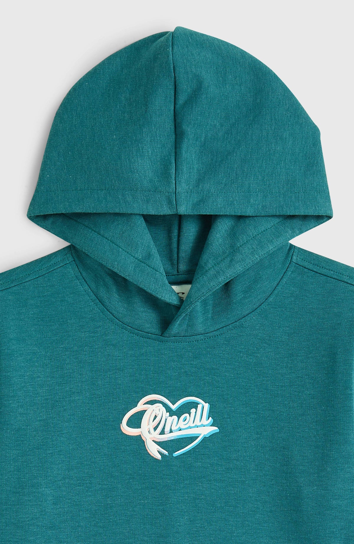 Nahaufnahme von Kapuze und Logo-Print des grünen Essentials Script Hoodie für Mädchen, flach liegend