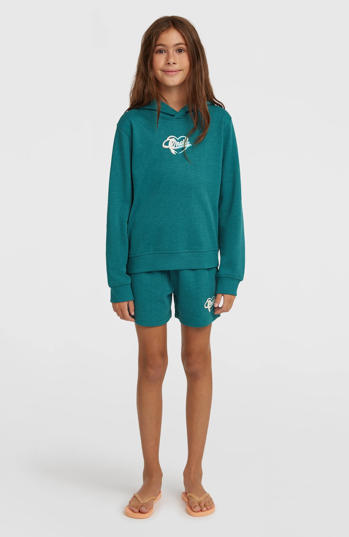 Essentials Script Hoodie für Mädchen, grün mit Logo-Print in Weiß und Rosa, Ganzkörperansicht von vorne