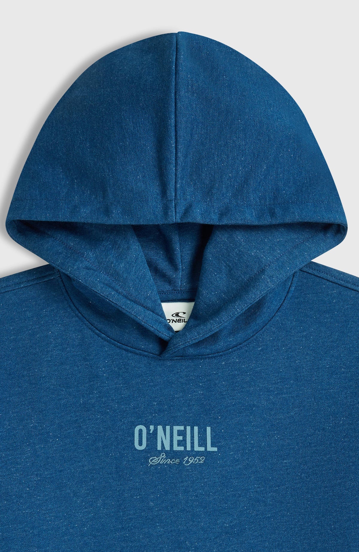 Nahaufnahme von Kapuze, überkreuztem Kragen und zentralem Logo-Print des blauen Essentials Hoodie