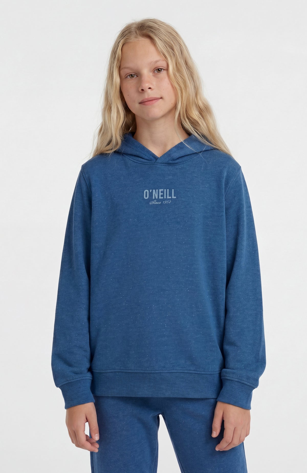 O'Neill Essentials Hoodie für Mädchen, blau, Vorderansicht am Model mit dezentem Logo-Print