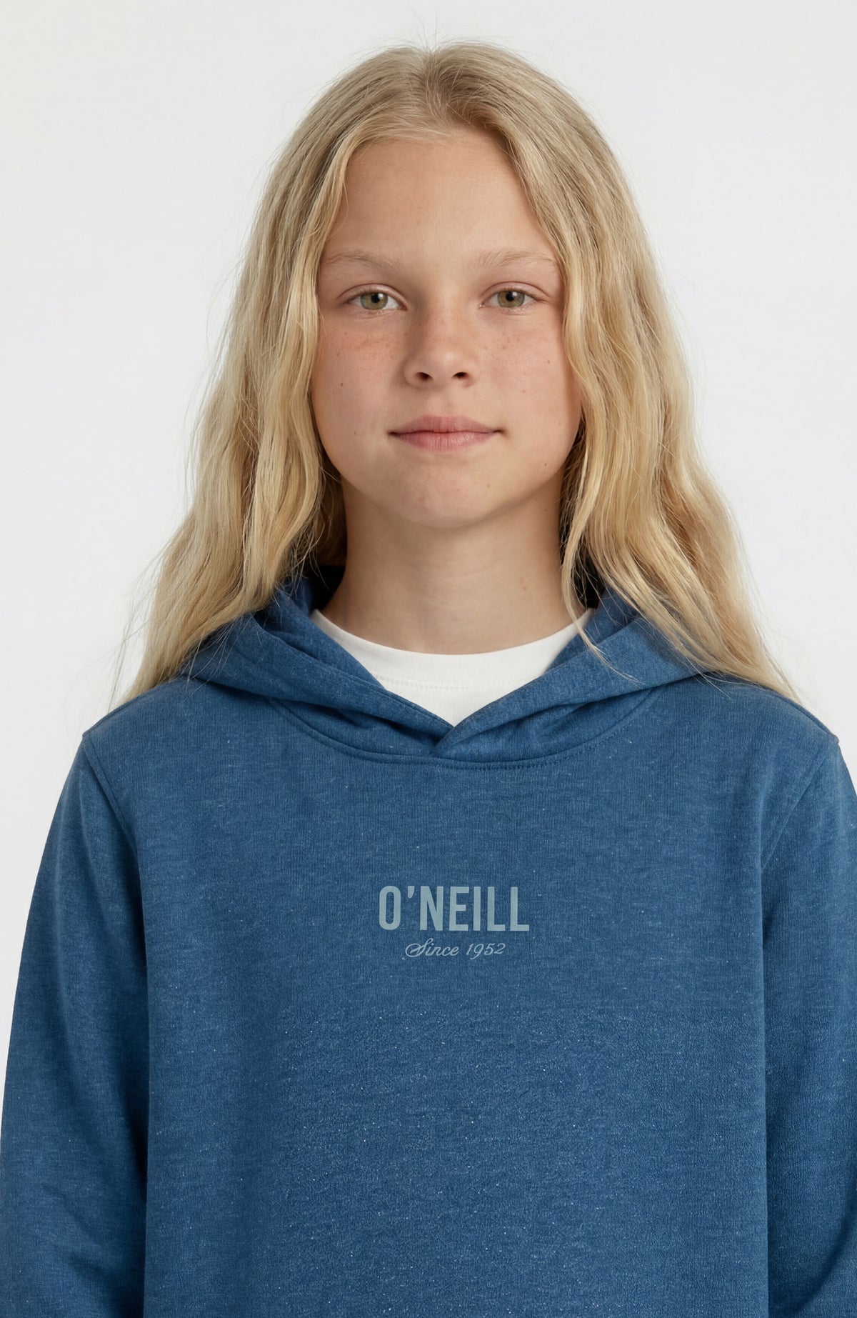 Essentials Hoodie für Mädchen, blau, Nahaufnahme des Ausschnitts mit überkreuzter Kapuze am Model