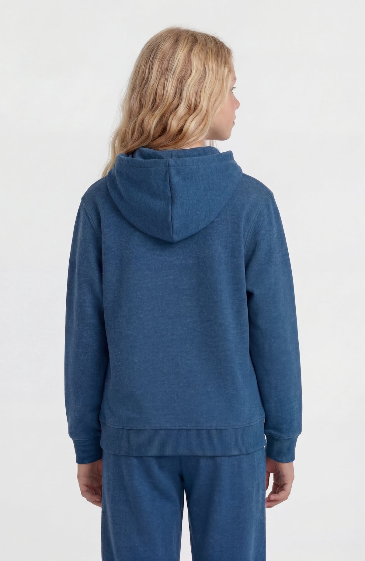 Essentials Hoodie für Mädchen, blau, Rückansicht am Model mit angesetzter Kapuze und Rippbündchen