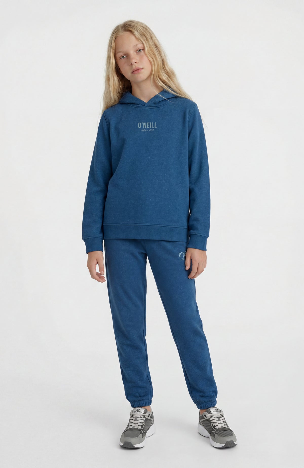Essentials Hoodie für Mädchen, blau, Ganzkörperansicht am Model in Kombination mit Jogginghose