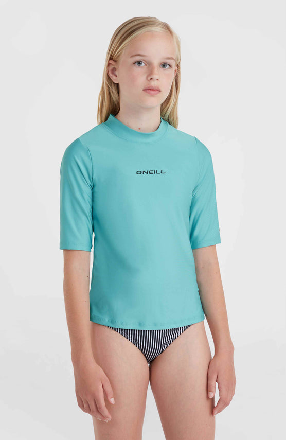 Essentials O'Neill Shortsleeve-Schwimmshirt für Mädchen, blau, klassische Vorderansicht, getragen am Model