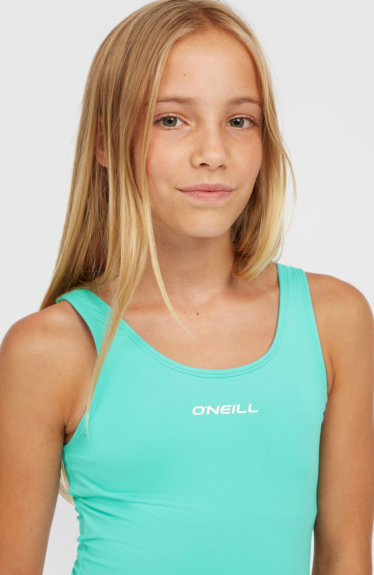 Blauer Cali Holiday Badeanzug für Mädchen, Nahaufnahme des Oberteils mit kleinem Logo-Print am Ausschnitt