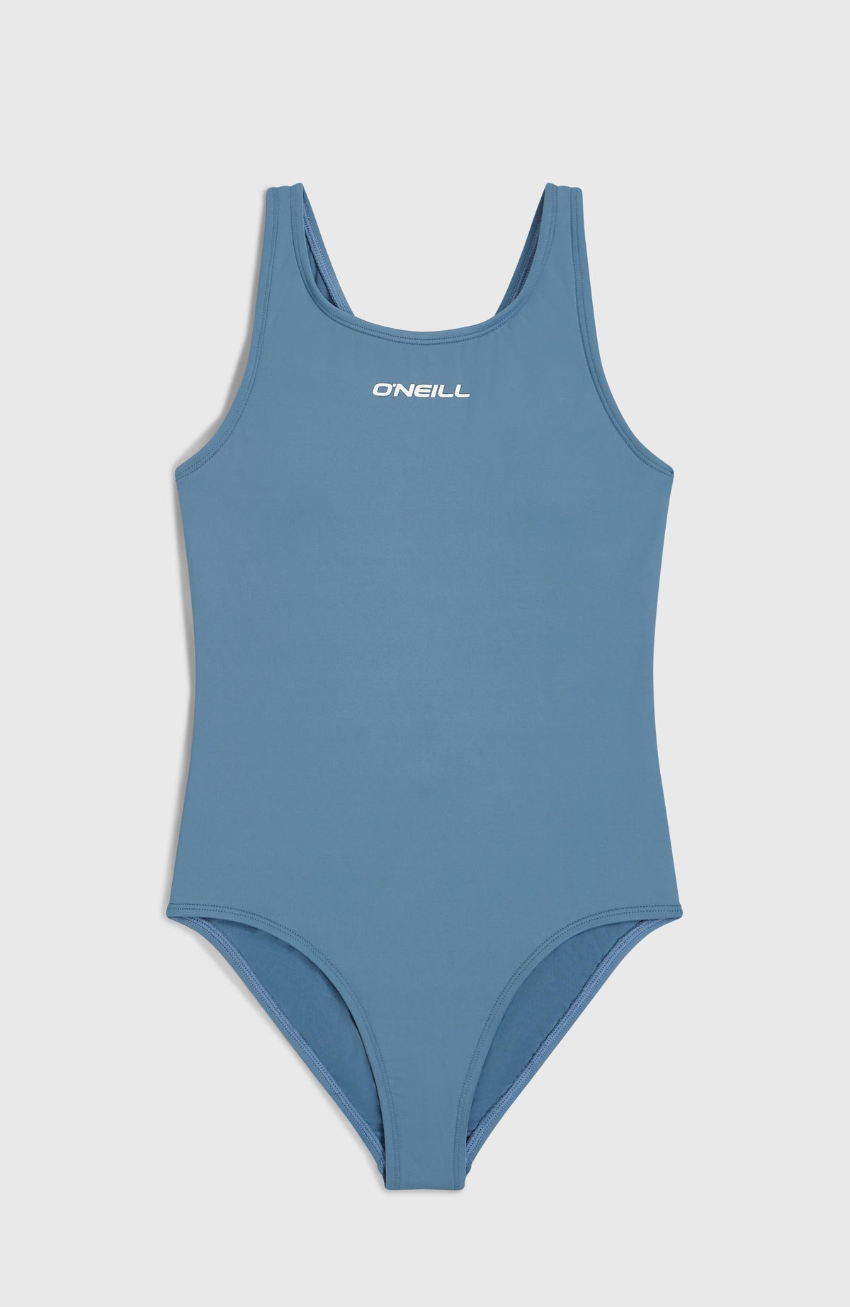 Essentials Badeanzug für Mädchen, blau, flach liegend von vorne mit weißem Logo-Print