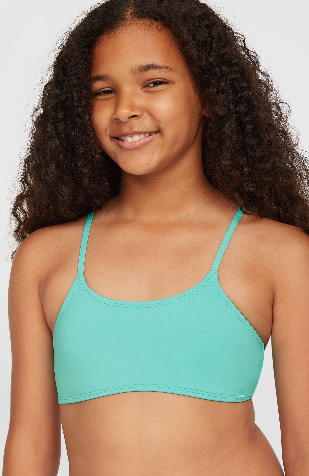 Essentials Bralette-Bikini-Set für Mädchen, blau, Nahaufnahme des Bralette-Oberteils am Model
