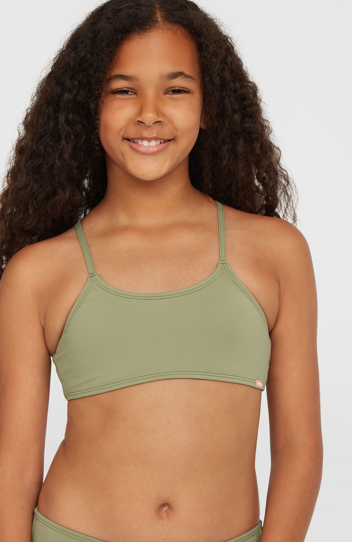 Essentials Bralette-Bikini-Set für Mädchen, grün, Nahaufnahme des Bikinioberteils am Model