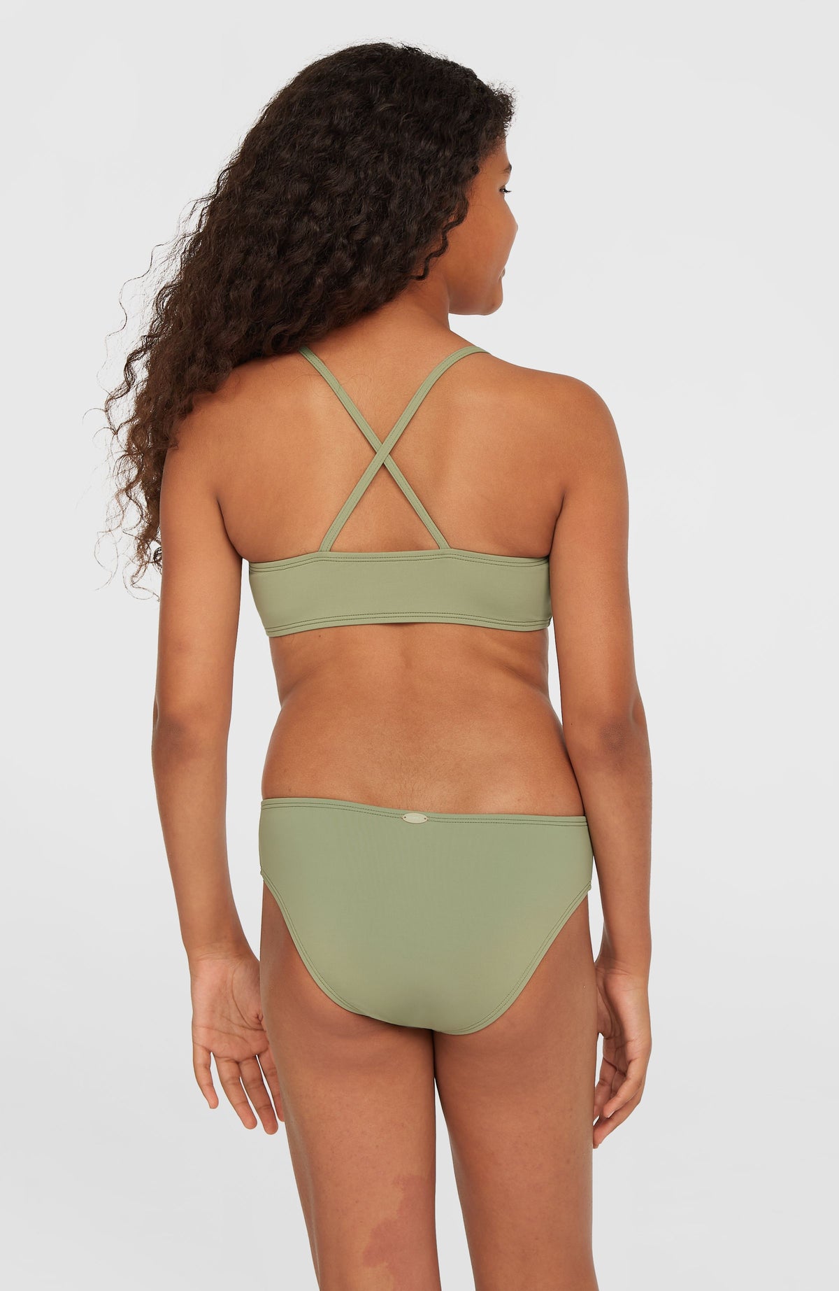 Essentials Bralette-Bikini-Set für Mädchen, grün, Rückansicht am Model mit überkreuzten Trägern
