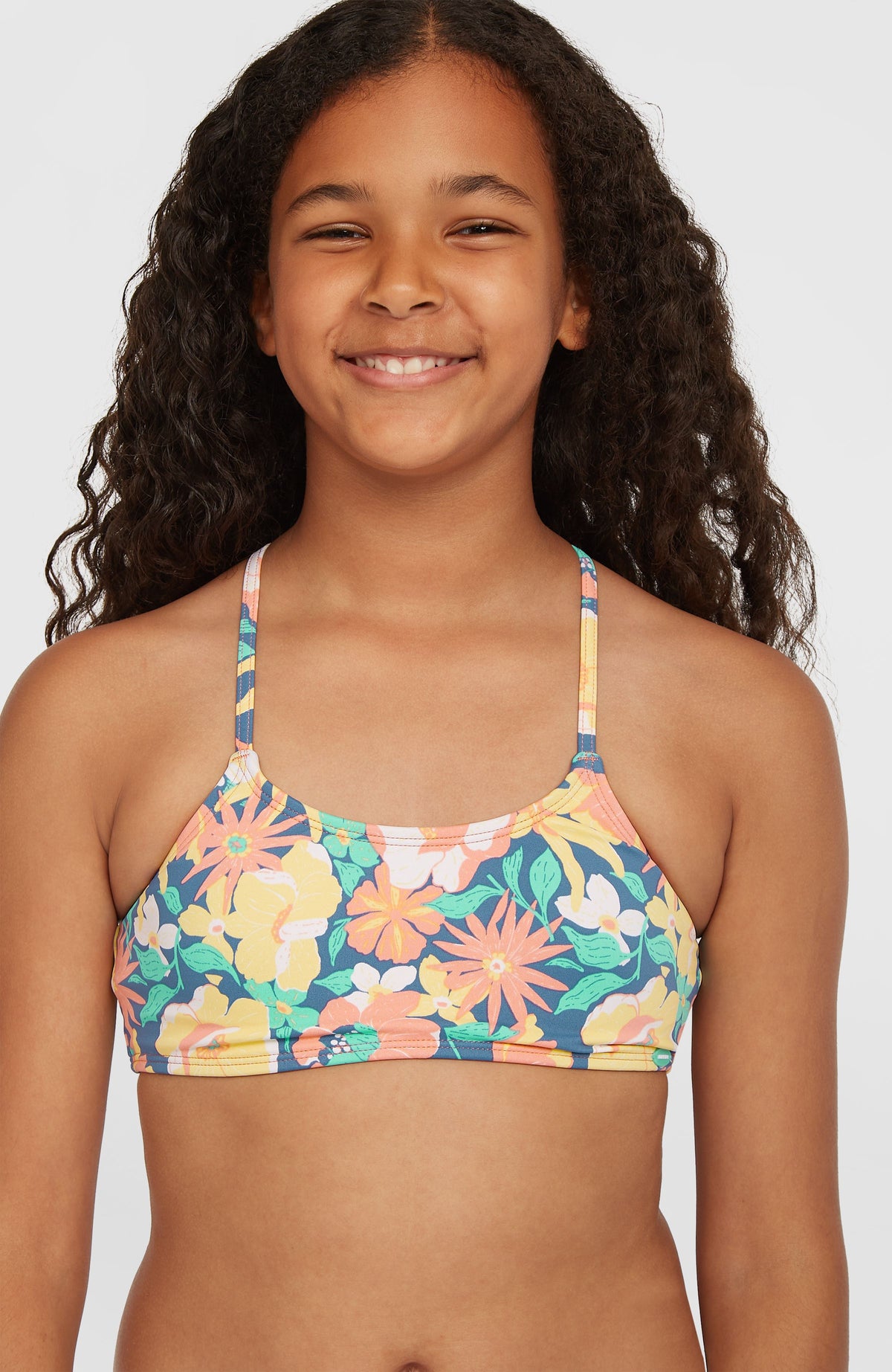 Essentials Bralette-Bikini-Set, blau mit Blumenmuster in Gelb und Rosa, Nahaufnahme des Oberteils am Model