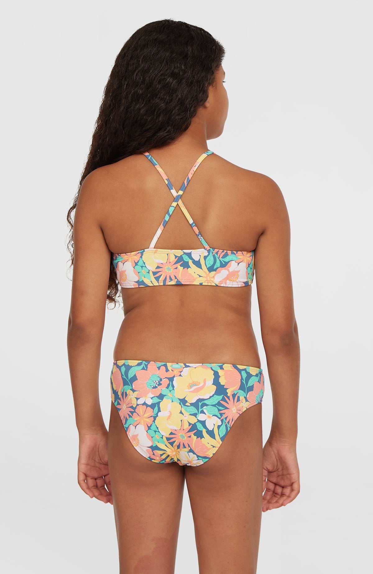 Essentials Bralette-Bikini-Set, blau mit Blumenmuster in Gelb und Rosa, Rückansicht mit gekreuzten Trägern am Model