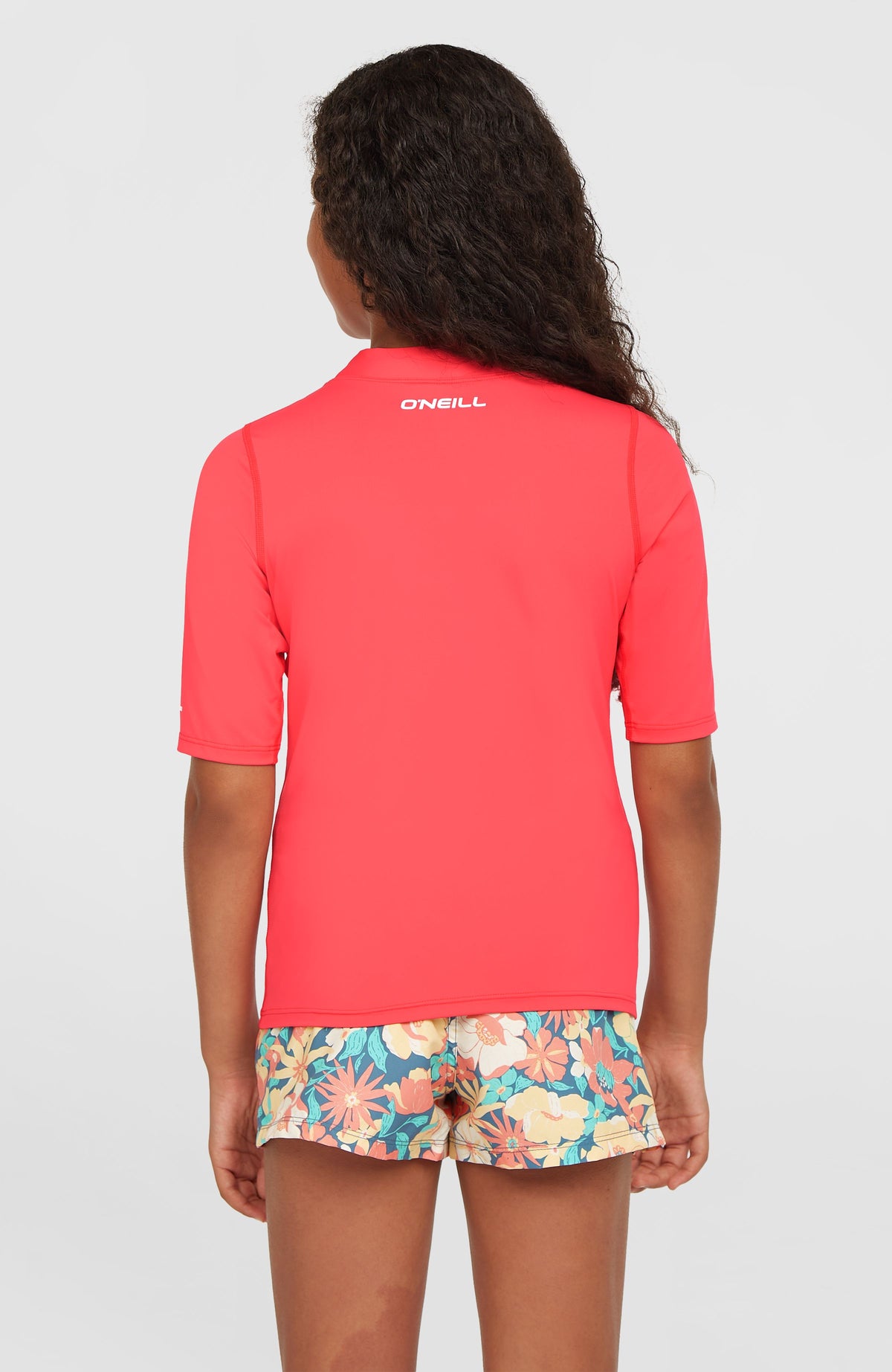 Essentials Shortsleeve-Schwimmshirt für Mädchen, pink, Rückansicht am Model mit weißem Logo-Schriftzug am Kragen