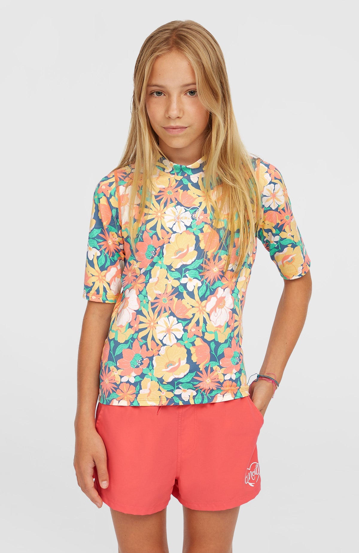 O'Neill Essentials 11'' Badeshorts für Mädchen, pink, Vorderansicht am Model mit Kordelzug und Logo-Print