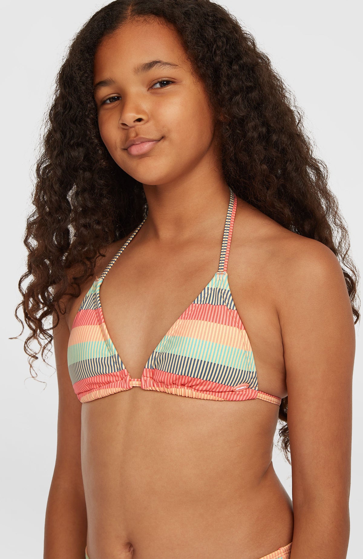 Essentials Triangel-Bikini-Set für Mädchen, grün mit Streifenmuster in Orange und Türkis, Nahaufnahme des Oberteils am Model