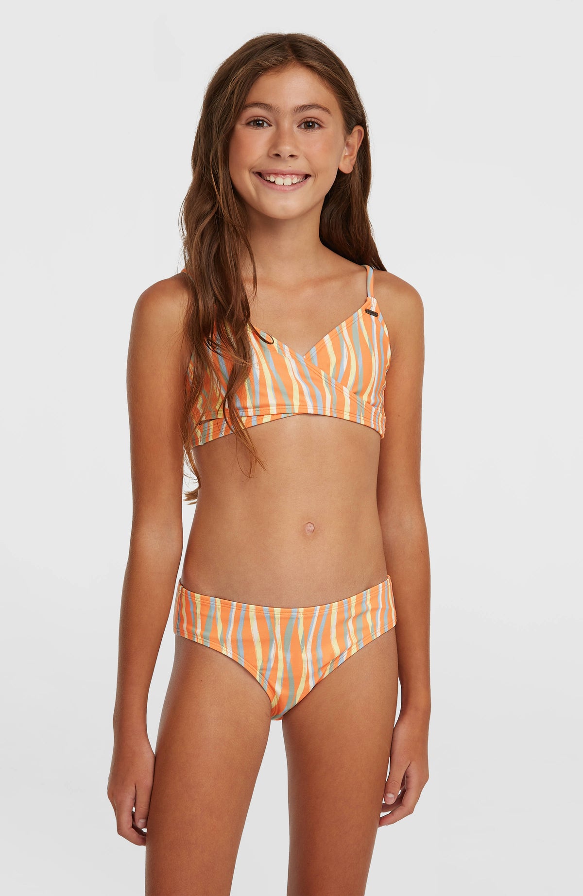 O'Neill Essentials Baay Bikini-Set für Mädchen, orange mit Streifenmuster in Blau und Gelb, Vorderansicht am Model