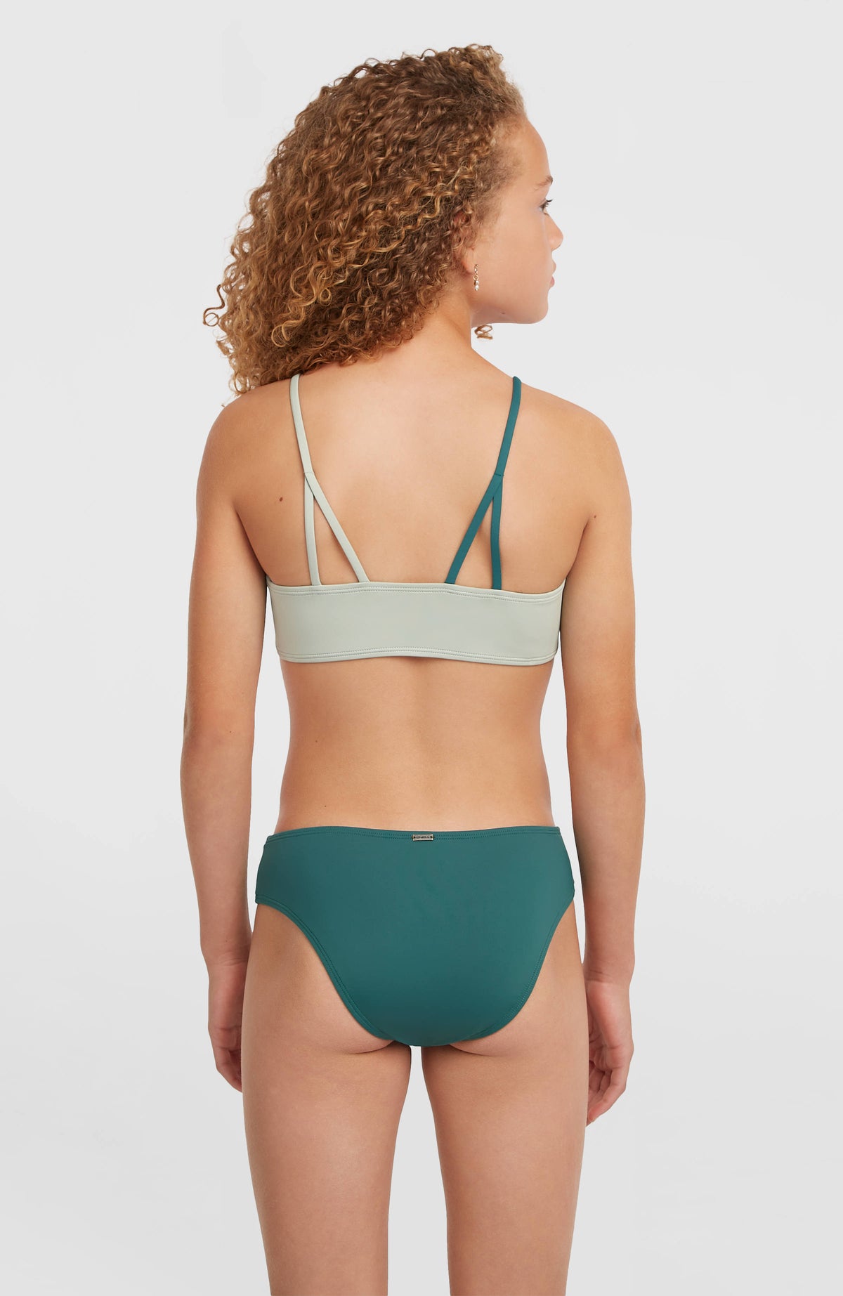 Essentials Baay Bikini-Set für Mädchen, grün, Rückansicht am Model, Bralette-Top mit asymmetrischen Trägern