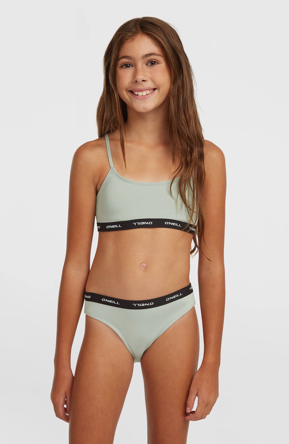 O'Neill Sport Bikini-Set für Mädchen, grün, Vorderansicht am Model, mit elastischem Bund und Logo-Schriftzug